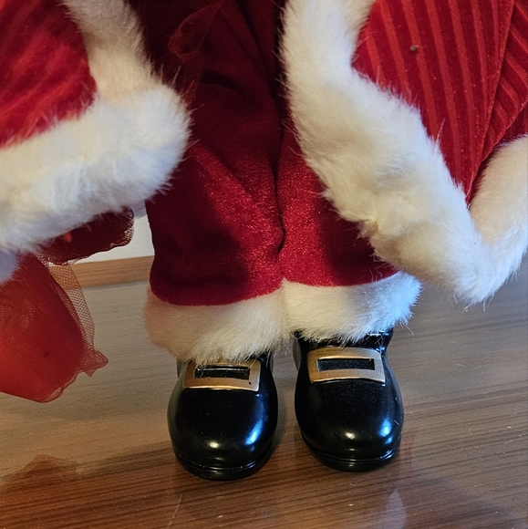 Large Santa Bearing Gifts Figurine - Picture 5 of 6